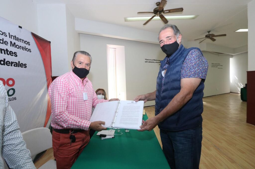 El diputado local Gabriel Haddad registrándose como precandidato al Congreso Federal.