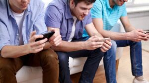 jóvenes jugando videojuegos en su celular