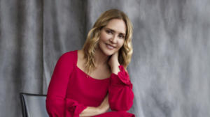 La empresaria mexicana Angélica Fuentes sentada.