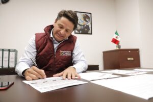 Cuauhtémoc Ochoa firmando el registro para contender por la gubernatura de Hidalgo en 2022