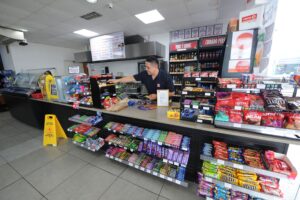 Espacio interior de una tienda de conveniencia, de las que habla el empresario Ricardo Vega Serrador.