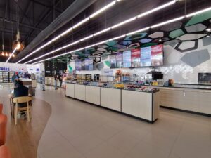 Interior de una tienda de conveniencia, con atributos gastronómicos explicados por Ricardo Antonio Vega Serrador.