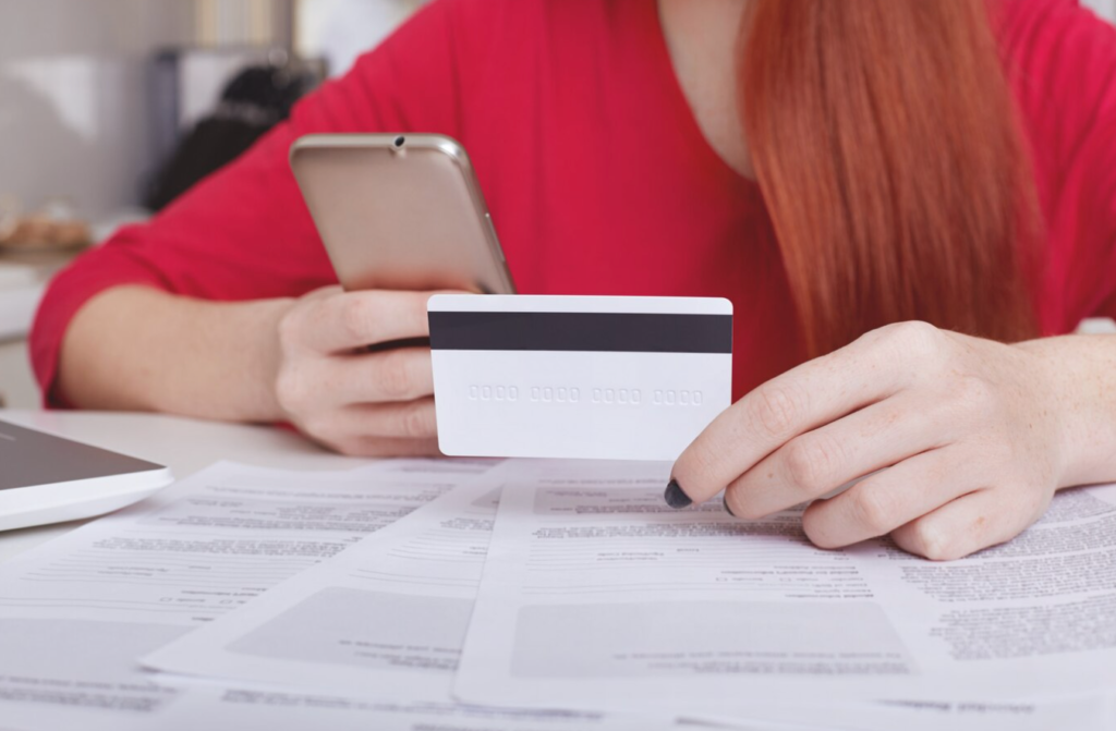 Expone Seguritech Privada que las apps bancarias se encuentran expuestas al phishing u otras amenazas.