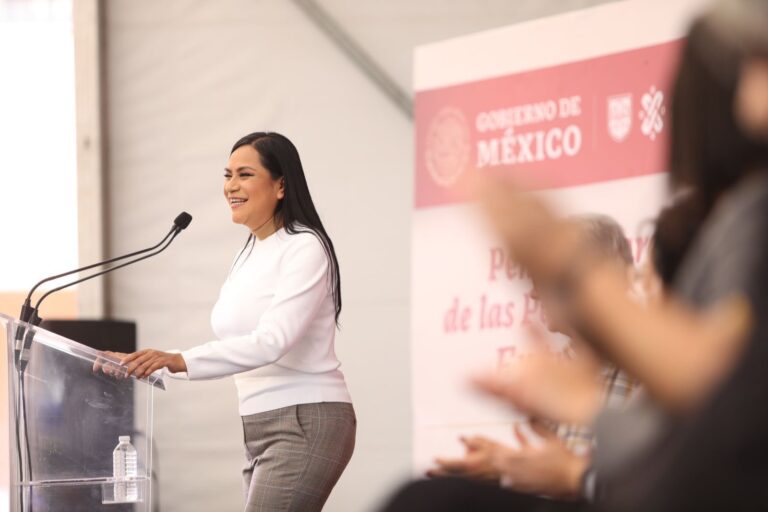 Ariadna Montiel realiza entrega de pensiones en Azcapotzalco