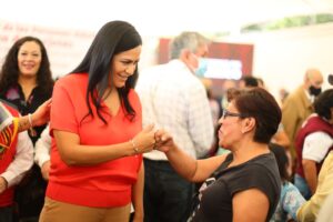 Ariadna Montiel entrega Tarjetas Bienestar a adultos mayores en situación vulnerable en Tlalpan