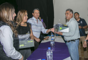 Ajemex dona máquinas compactadoras de plástico en México