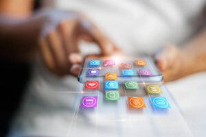 imagen de Manos que usan pagos móviles, Marketing digital, Red bancaria alusivo a una superapp para artículo Oscar Reyes de la Campa examina impacto de superapps