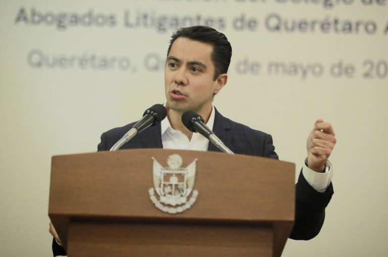 FeliFer Macías se autodenomina defensor de las instituciones.