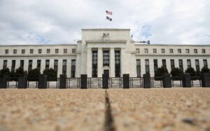 Peso retrocede por reunión de la Fed de EEUU.
