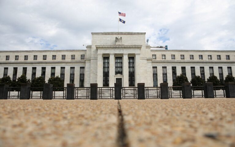 Peso retrocede por reunión de la Fed de EEUU.