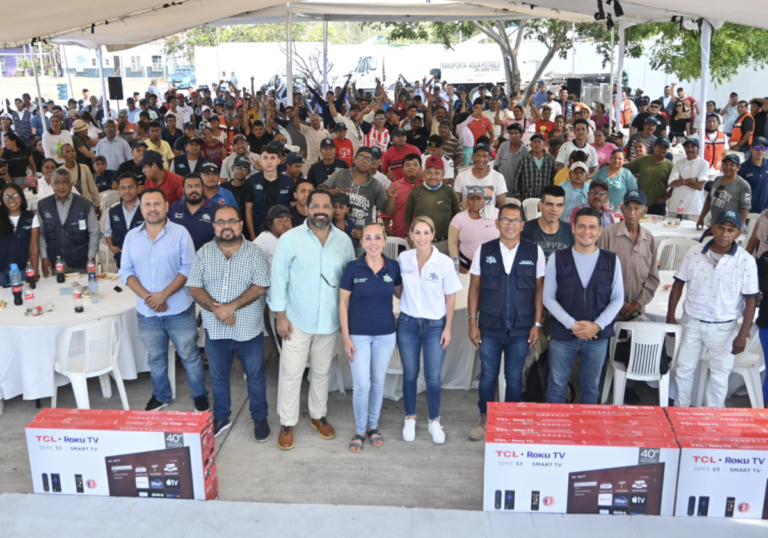 Patricia Lobeira convivió con trabajadores veracruzanos, a quienes reconoció por su labor.