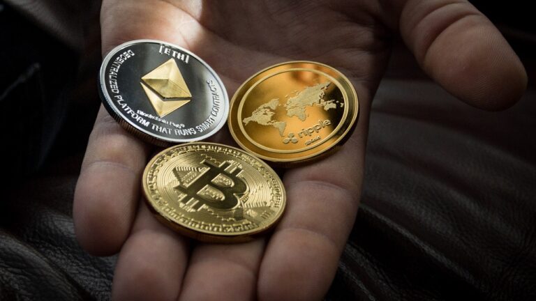 Analizan implementación de monedas digitales en 130 países