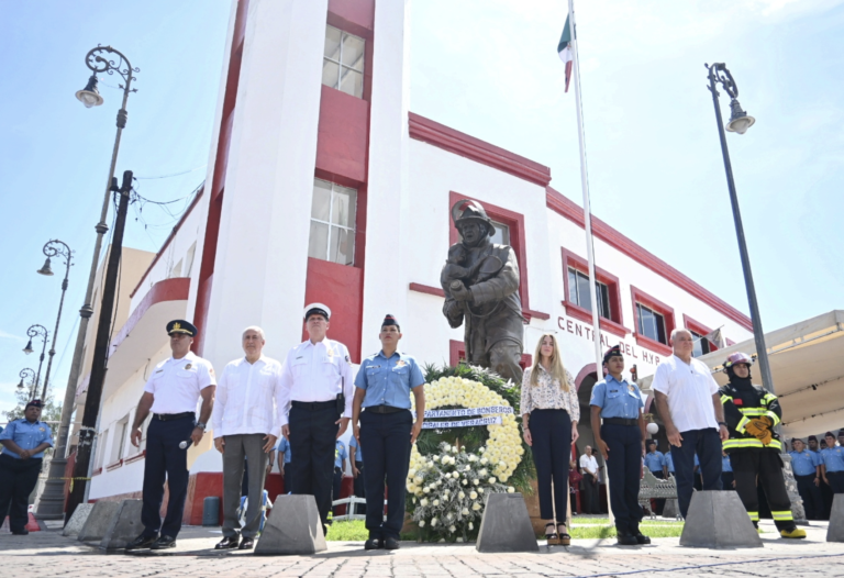 Patricia Lobeira estuvo presente en la ceremonia del CL Aniversario del H. Cuerpo de Bomberos de Veracruz.