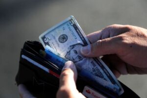 Expertos de Hacienda y CNBV deben explicar ingreso de remesas