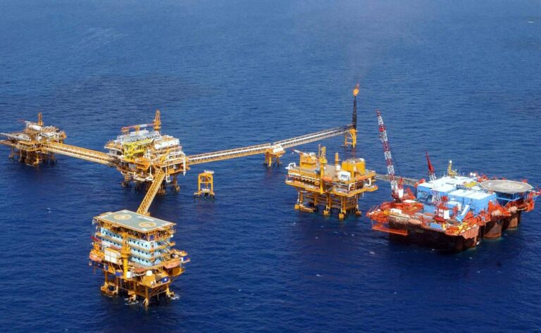 Precios del petróleo suben 2%