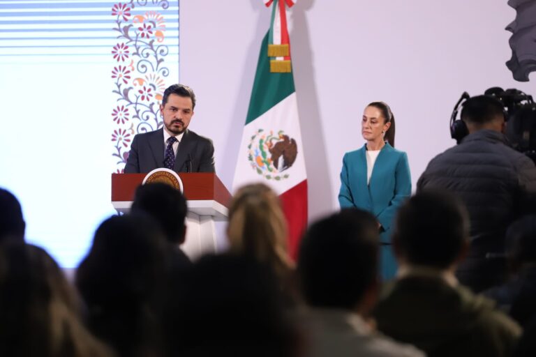IMSS aclara que Zoé Robledo no dejará su puesto