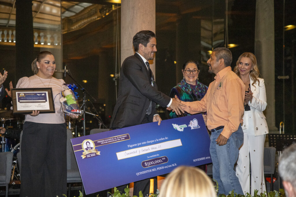 Altruismo en México brilla con el reconocimiento de Víctor González Herrera