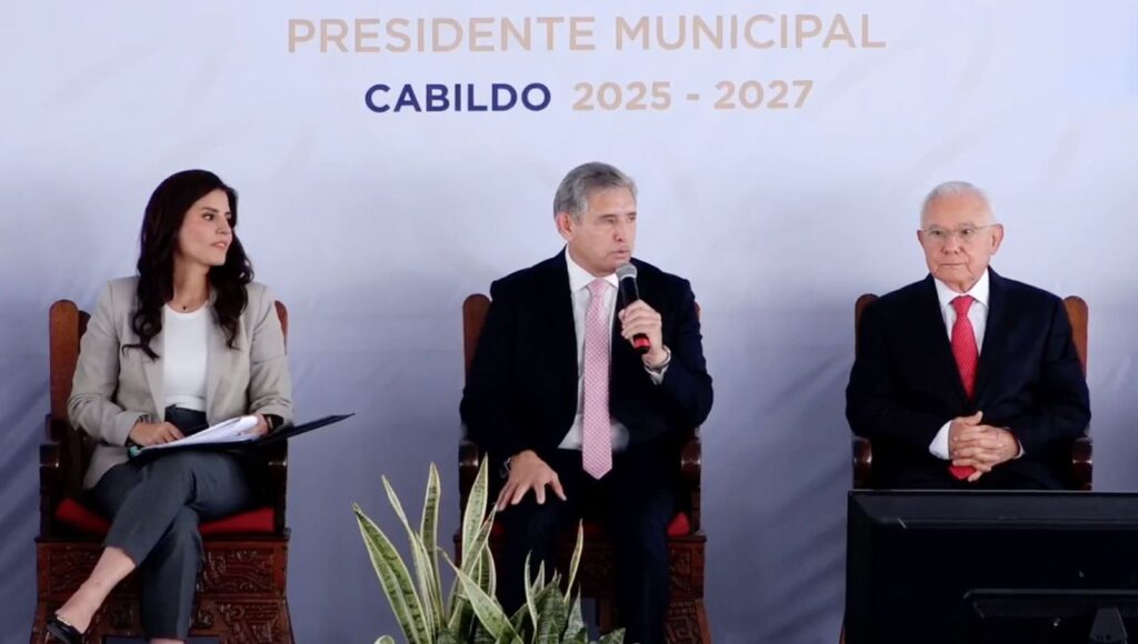 Paula Trade Hidalgo, José Luis Urióstegui Salgado y Juan Salgado Brito participan en la ceremonia de toma de protesta del Ayuntamiento de Cuernavaca para el periodo 2025-2027, realizada en la explanada del Palacio de Cortés.