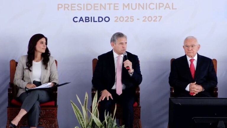 Paula Trade Hidalgo, José Luis Urióstegui Salgado y Juan Salgado Brito participan en la ceremonia de toma de protesta del Ayuntamiento de Cuernavaca para el periodo 2025-2027, realizada en la explanada del Palacio de Cortés.