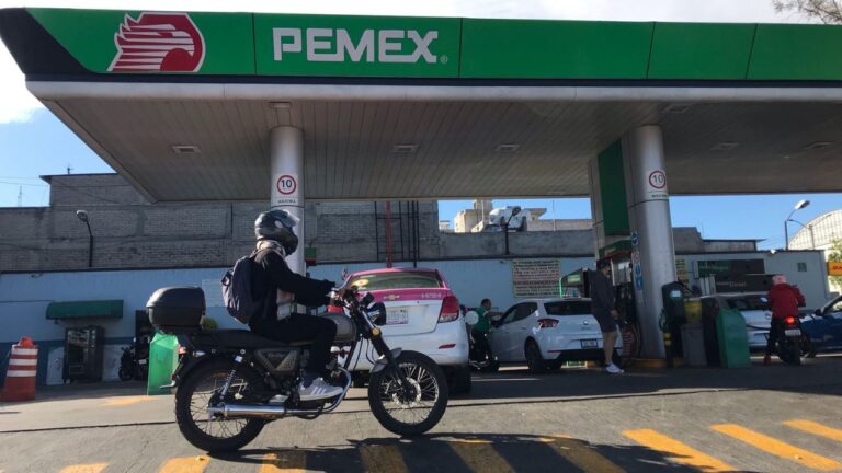 Establecen tope de 24 pesos por litro para la gasolina