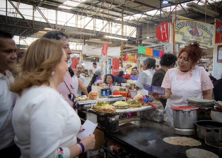Yasmín Esquivel Mossa destaca la independencia como valor esencial