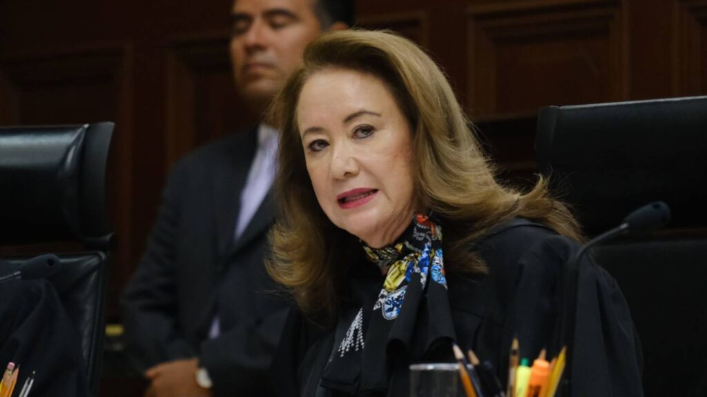 Yasmín Esquivel Mossa defiende apellidos compuestos