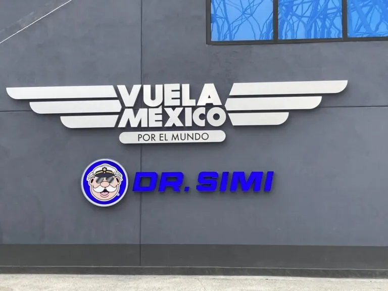 Víctor González Herrera eleva al Dr. Simi del mostrador al cielo