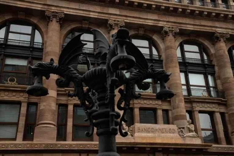 Banxico eleva pronóstico de crecimiento económico en México y descarta contracción en 2025 y 2026