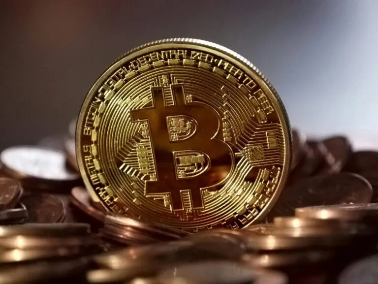 Gráfico financiero de Bitcoin con tendencia alcista y elementos de mercado digital en Estados Unidos