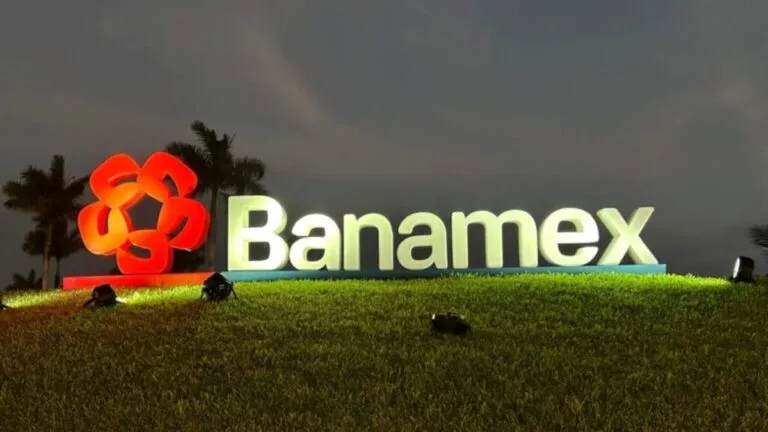 Fachada corporativa de Banamex en México tras ajuste de calificaciones crediticias por parte de Fitch Ratings