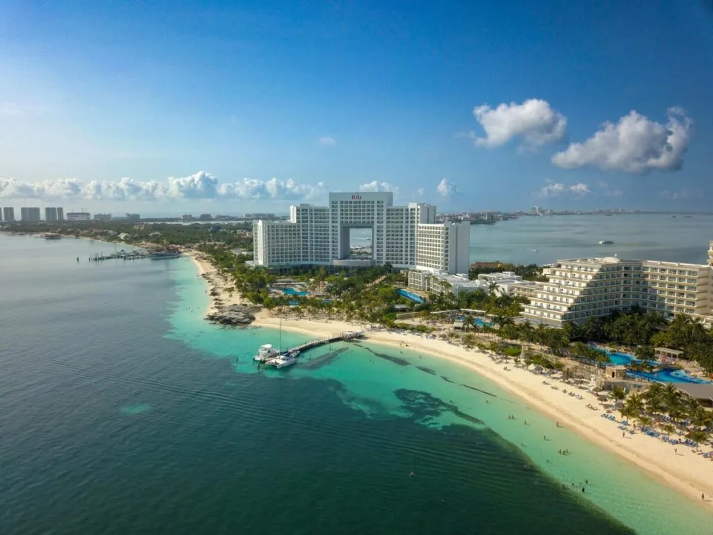 Vista aérea de Cancún con hoteles de lujo, reflejando alta inversión hotelera en México