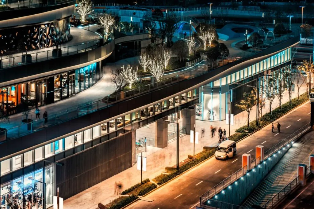 exceso de centros comerciales en China presiona al retail urbano y al consumo