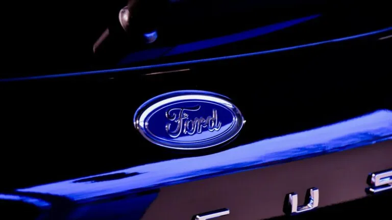 Imagen de un SUV Ford en carretera con señal de advertencia de frenos, representando el retiro de vehículos en Estados Unidos.