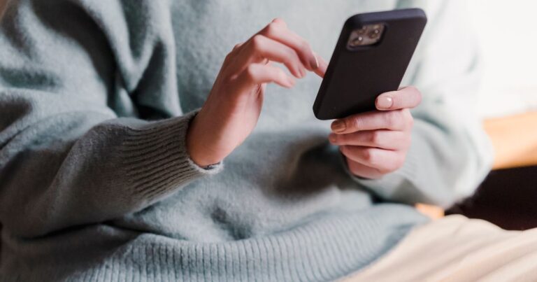 Una persona ve contenido en su celular.