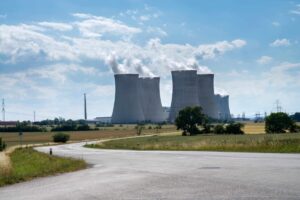 Proyectos de energía nuclear en Estados Unidos y Europa, con énfasis en reactores modulares pequeños y apoyo tecnológico.