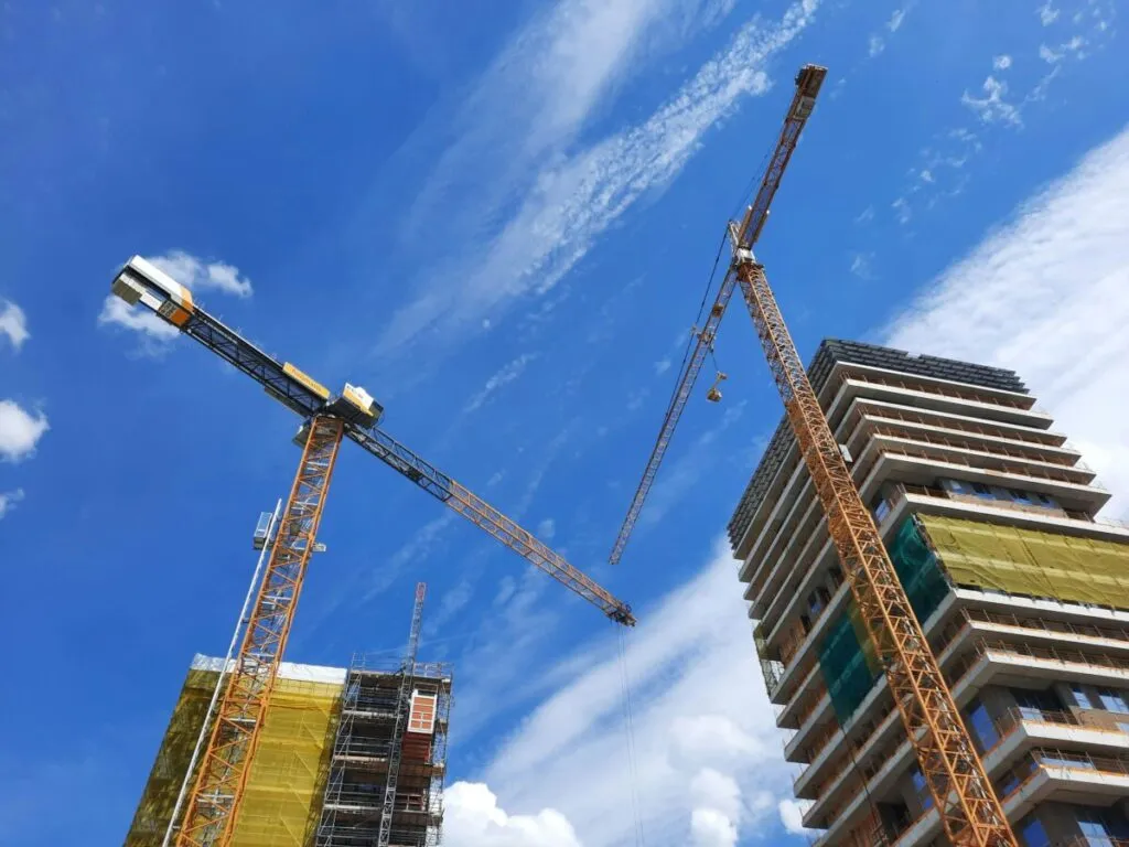 Construcción de infraestructura en México con maquinaria y proyectos estratégicos de inversión en obra pública y privada