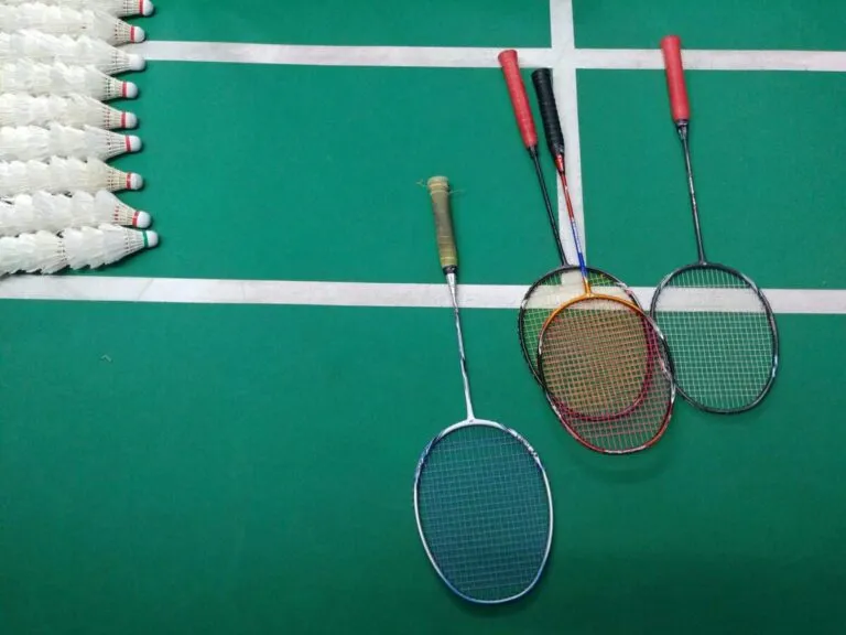 Imagen editorial profesional de jugadores de bádminton mejor pagados en acción durante un torneo internacional