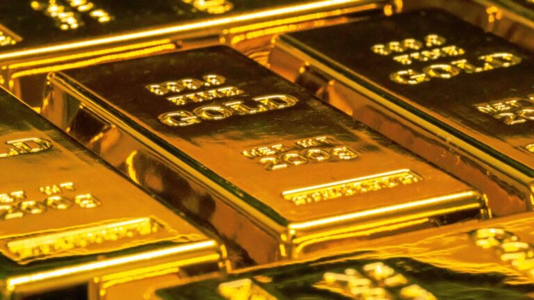 Oro supera 2,600 dólares y Wall Street marca récords simultáneos con liquidez alta
