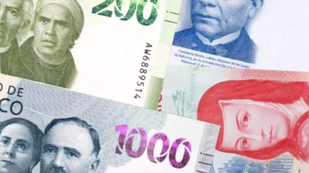 Peso mexicano retrocede frente al dólar por fortalecimiento global de la divisa y expectativas monetarias restrictivas