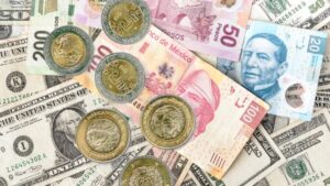 Peso mexicano cierra en 18.36 por dólar tras perder 0.29% en la jornada