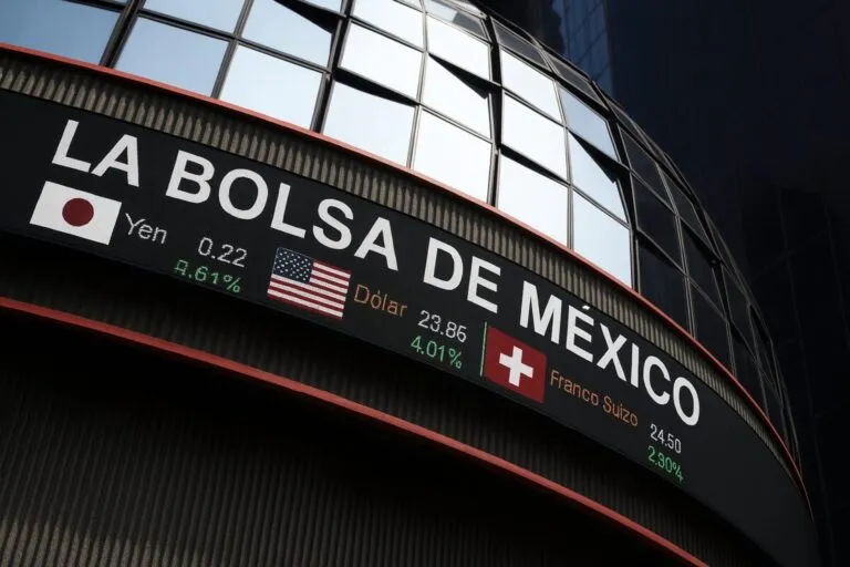Peso mexicano se aprecia frente al dólar y Bolsa Mexicana sube tras datos laborales de Estados Unidos