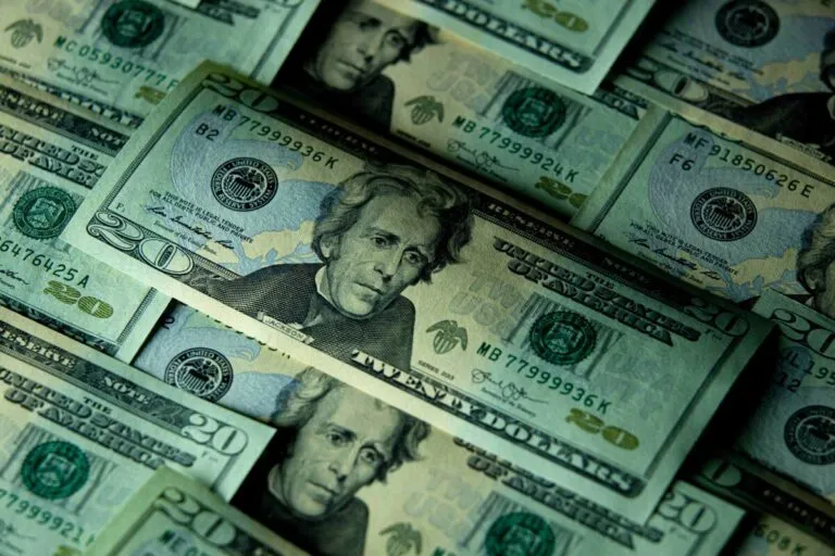 El dólar cae en los mercados internacionales por expectativa de moderación en la política monetaria de la Reserva Federal
