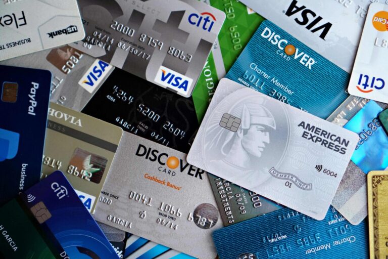Tarjetas de crédito en México representan riesgos financieros por morosidad y liquidez limitada