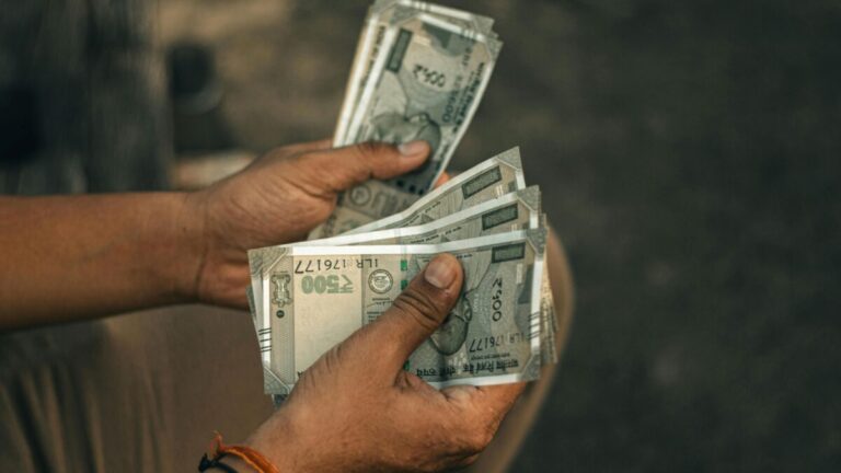 Rupia india enfrenta volatilidad por tensiones arancelarias con Estados Unidos y expectativas de negociación comercial
