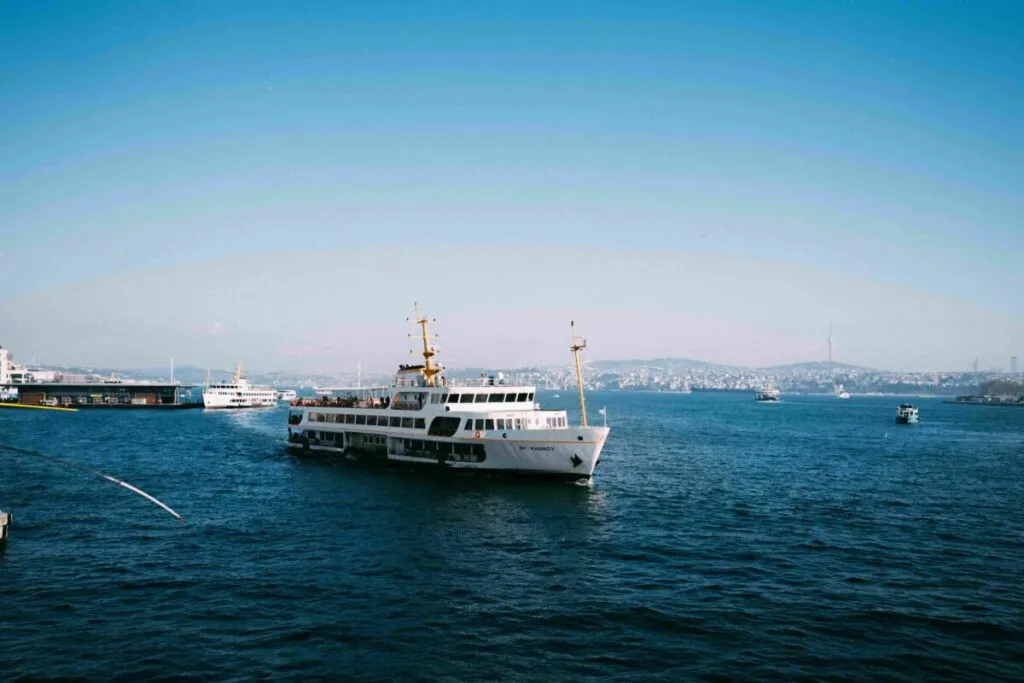 Ferry en Comoras transportando pasajeros y vehículos, fortaleciendo desarrollo económico y conectividad interinsular