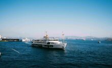 Ferry en Comoras transportando pasajeros y vehículos, fortaleciendo desarrollo económico y conectividad interinsular
