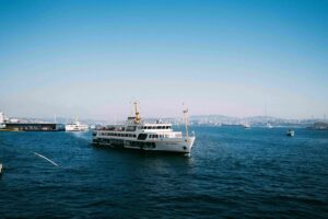 Ferry en Comoras transportando pasajeros y vehículos, fortaleciendo desarrollo económico y conectividad interinsular