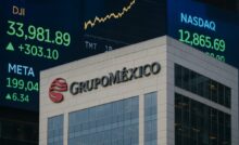 Fotografía editorial del edificio de Grupo México con indicadores bursátiles reflejando caída tras anunciar oferta por Banamex en la Bolsa Mexicana