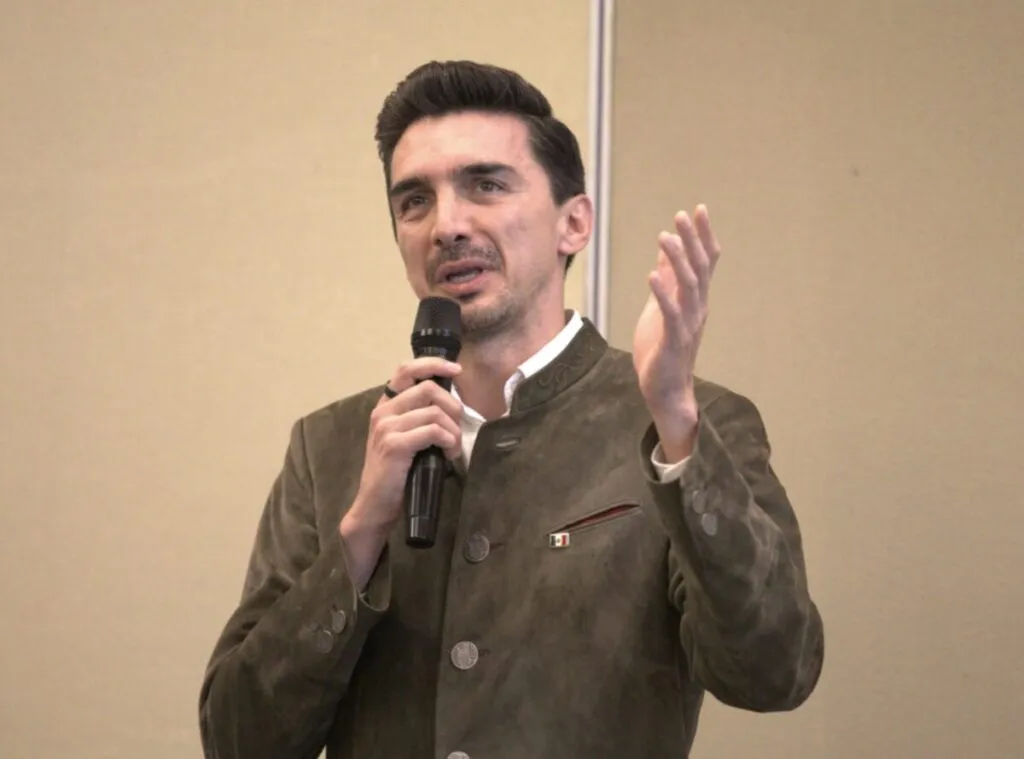 La Re-evolución laboral de Alejandro Martínez Araiza.