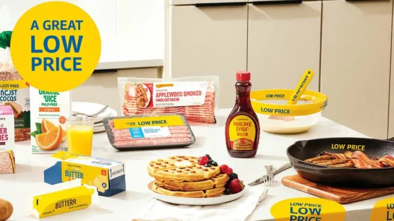 Estantes de supermercado en EE. UU. con productos de Amazon alimentos por debajo de 5 dólares